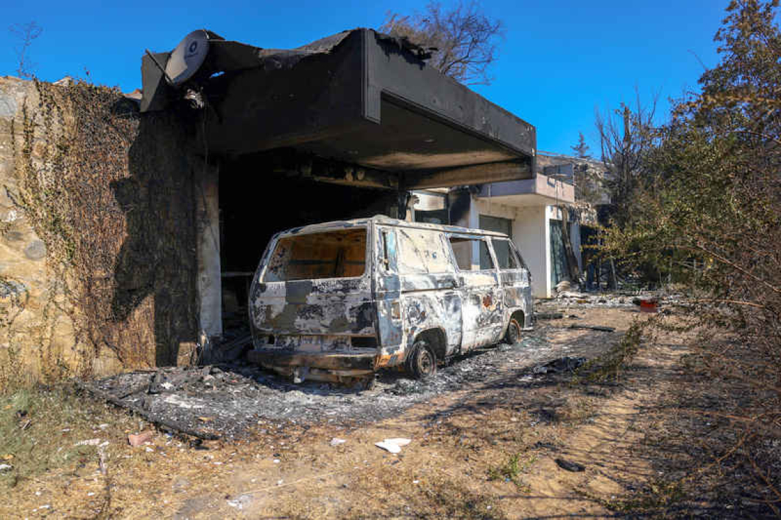 Wildfire fanned by gales menaces Athens suburbs